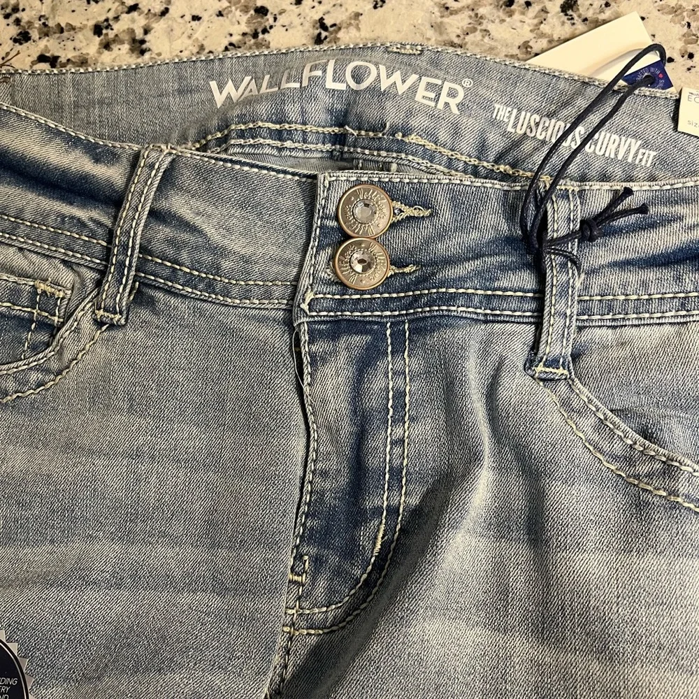 Wallflower Luscious Curvy Fit - Picture 7 of 11